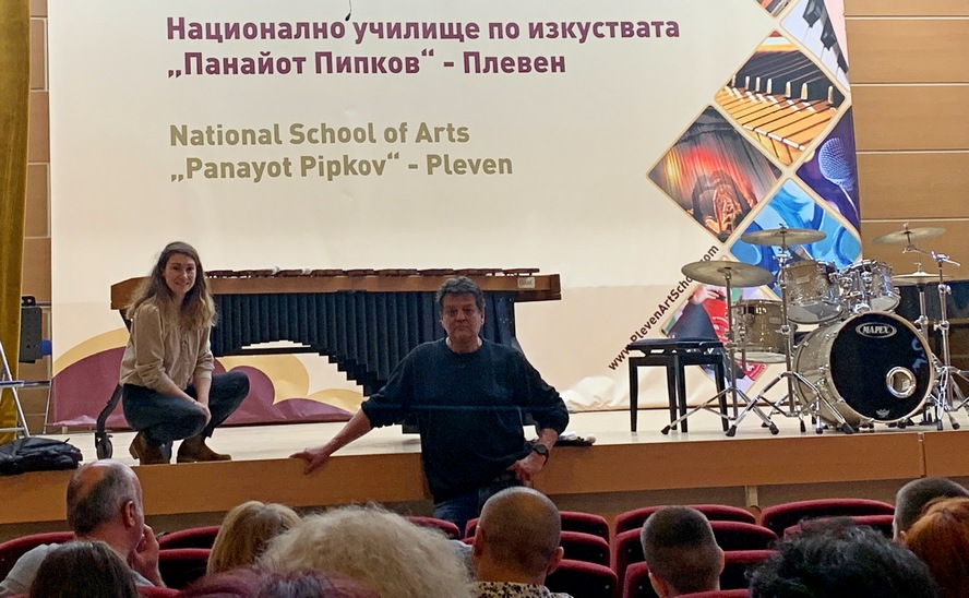 Изтъкнати български музиканти проведоха мотивационен урок по ударни инструменти в НУИ Панайот Пипков